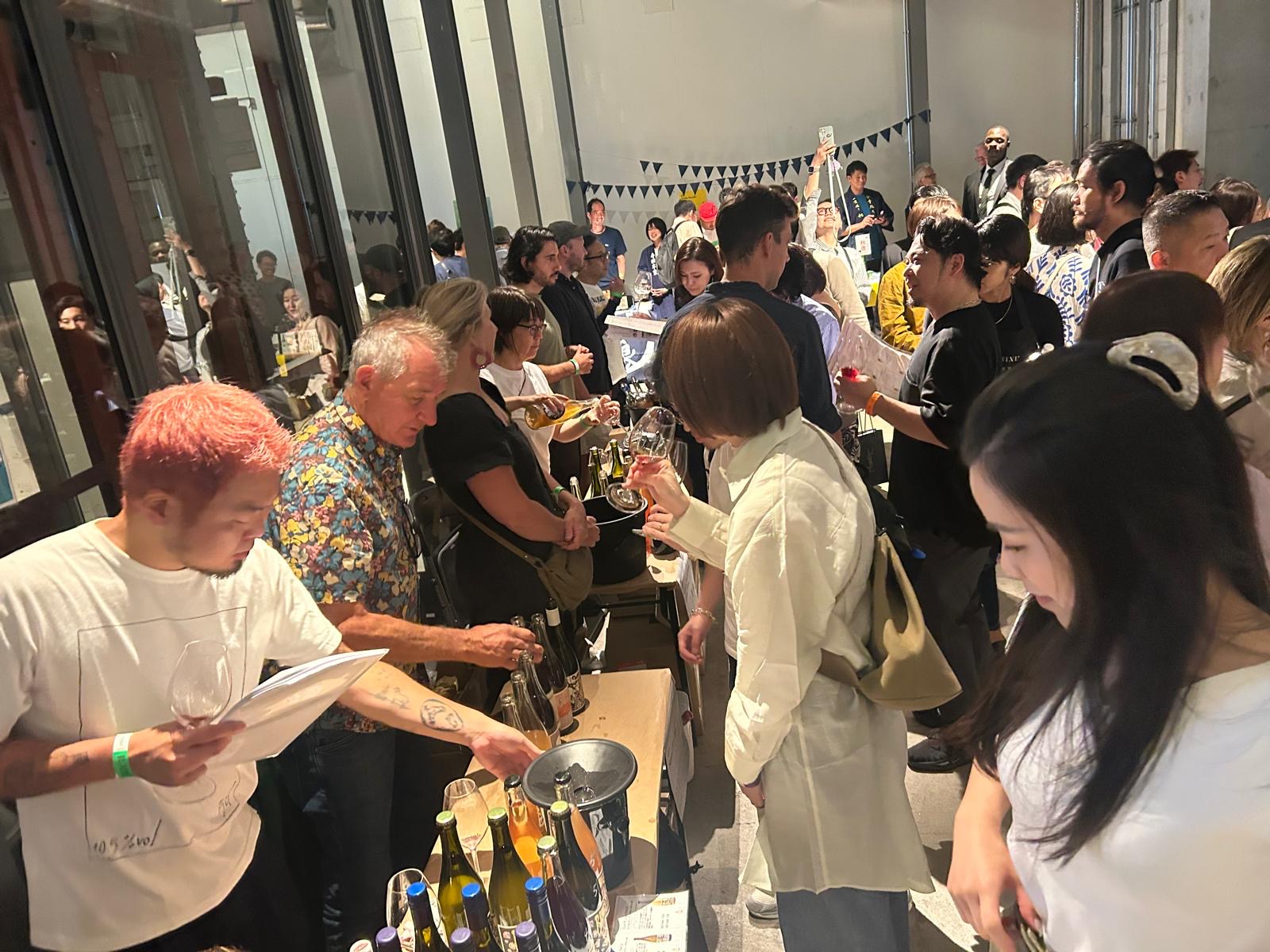 「ナチュラルワイン」の定義はこれだ! RAW WINE TOKYO 2024 主宰者イザベル・レジュロンMWに聞く - whynot?で ...